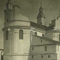 Беразвечча (Глыбокае). Выява Петрапаўлаўскай царквы былога кляштару базылiянаў. Здымак 1930-х гг. Аўтар - Я.Булгак. Апублiкавана - Cлюнькова И.Н. - Монастыри восточной и западной традиций. Наследие архитектуры Беларуси - М.:Прогресс-Традиция-2002г. -488стр. Электронны рэсурс - http://orda.of.by/.lib/slyunkova/mvizt/488