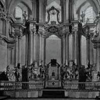 Беразвечча (Глыбокае). Выява iнтэр'ерау алтарнай часткi Петрапаўлаўскай царквы былога кляштару базылiянаў. Здымак 1930-х гг. Аутар - Я.Булгак. Апублiкавана - Т. В. Габрусь Мураваныя харалы. Сакральная архiтэктура беларускага барока, Мiнск, 2001г. стар. 180. Электронны рэсурс - http://orda.of.by/.lib/gabrus/mh/180