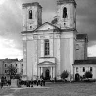 Полацк. Выява былога езуiцкага касцёла Св. Стэфана (пасля частковай разборкi вежаў) i калегiума. Фота 1941г. Апублiкавана - Дэйніс І. Полацкая даўніна. Менск, 2007. Электронны рэсурс - wikipedia.org 