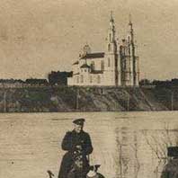 Полацк. Выява былога езуiцкага касцёла Св. Стэфана i калегiума (з правага боку) i Cафiйскага сабору (злева) Фота 1915г. Крынiца - Уладзімер Бясецкі, Старажытны Полацак. Электронны рэсурс - wikipedia.org/