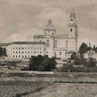 Полацк. Бакавы фасад былога езуiцкага касцёла Св. Стэфана i калегiума (з боку ракi Дзвiны) Апублiкавана - Cлюнькова И.Н. - Монастыри восточной и западной традиций. Наследие архитектуры Беларуси - М.:Прогресс-Традиция-2002г. -330стр. Электронны рэсурс - http://orda.of.by/.lib/slyunkova/mvizt/330 