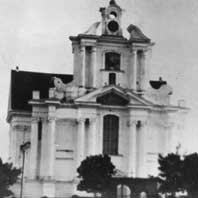 Выява касцёла Св. Троiцы былога францысканскага кляштара ў г.Сянно Вiцебскай вобласцi. Фота 1907г. Электронны рэсурс - wikimedia.org https://upload.wikimedia.org/wikipedia/commons/0/0f/Sienna%2C_Rynak._Сенна%2C_Рынак_%281907%29.jpg 