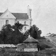 Выява касцёла Св. Троiцы былога францысканскага кляштара ў г.Сянно Вiцебскай вобласцi. Фота 1913г. Апублiкавана - Zyskar F. J. Nasze koscioly: opis ilustrowany. T. 1: Archidjecezja mohylowska. Z. 7: Dekanat orszanski. Dekanat siennienski. Warszawa — Petersburg, 1913. S. 111.. Электронны рэсурс - https://upload.wikimedia.org/wikipedia/commons/b/b4/Sienna%2C_Mienskaja._Сенна%2C_Менская_%281913%29.jpg 