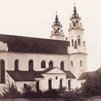 Выява касцёла Святога Юр’я i пабудоў дамiнiканскага кляштара ў вёсцы Валынцы (Забелы) Верхнядзвінскага раёну. Фота 1918г. Апублiкавана - старонка А.Астаповiча ў Facebook.